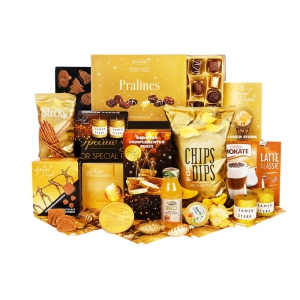 Kerstpakket goud Groots goud kerstpakket vol met gouden artikelen en versnaperingen