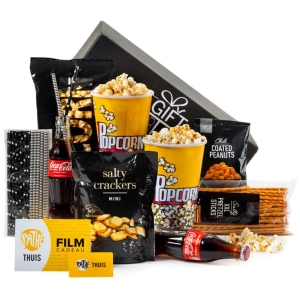 Kerstpakket voor kinderen met snacks, frisdrank en meer Kerstpakket voor kinderen met snacks, frisdrank en meer